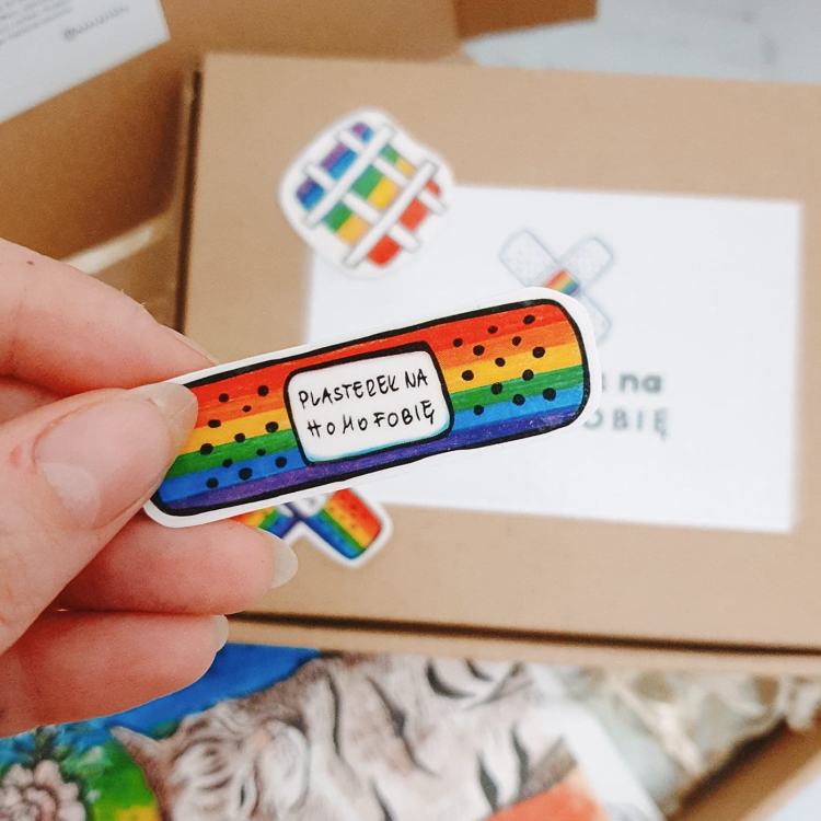 Plasterek na homofobię - naklejane tatuaże z tęczowym motywem