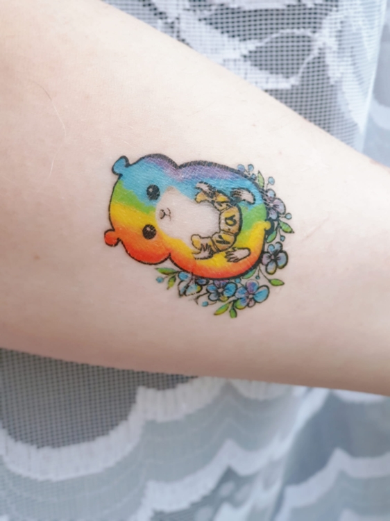 Tatuaż z tęczowym chomikiem