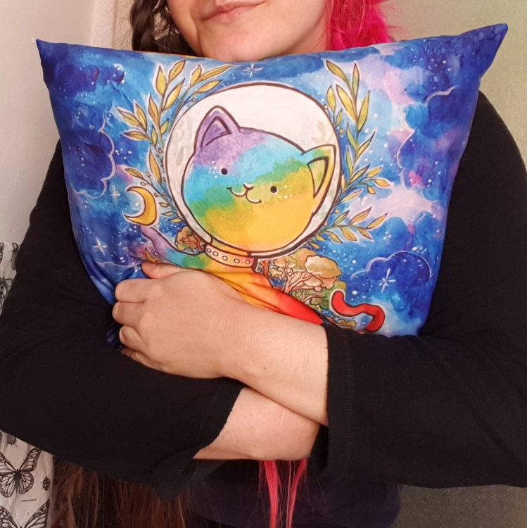 Dziewczyna przytula poduszkę z tęczowym kotem
