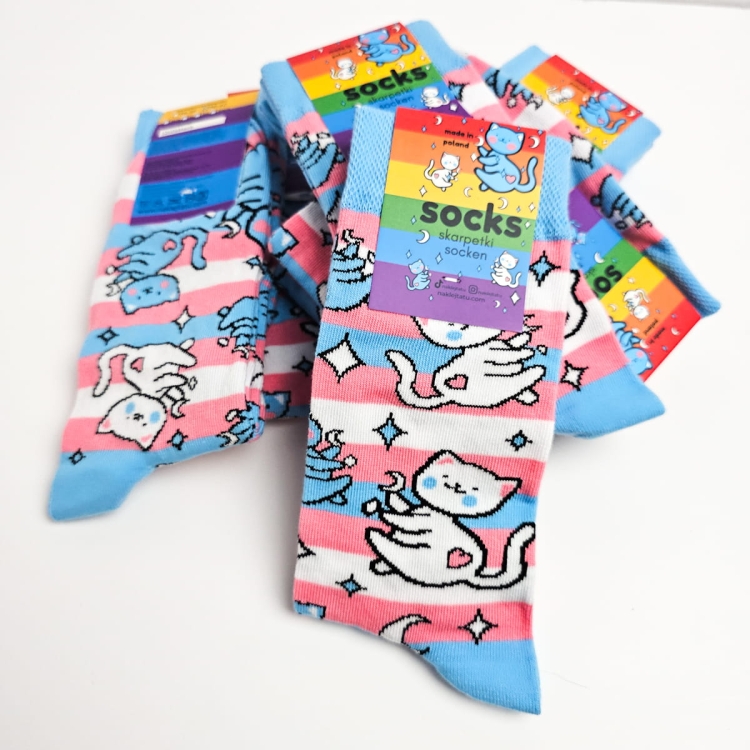 Skarpetki w kotki z flagą trans transpłciową