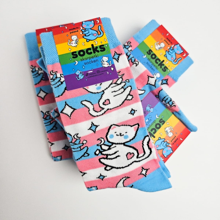 Skarpetki w kotki z flagą trans transpłciową