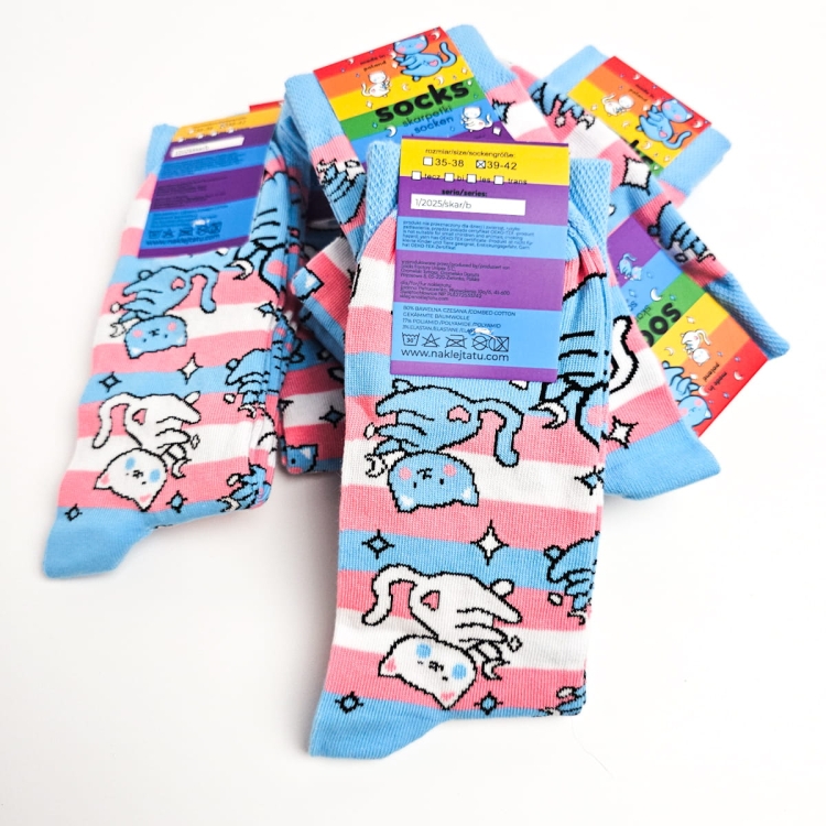 Skarpetki w kotki z flagą trans transpłciową