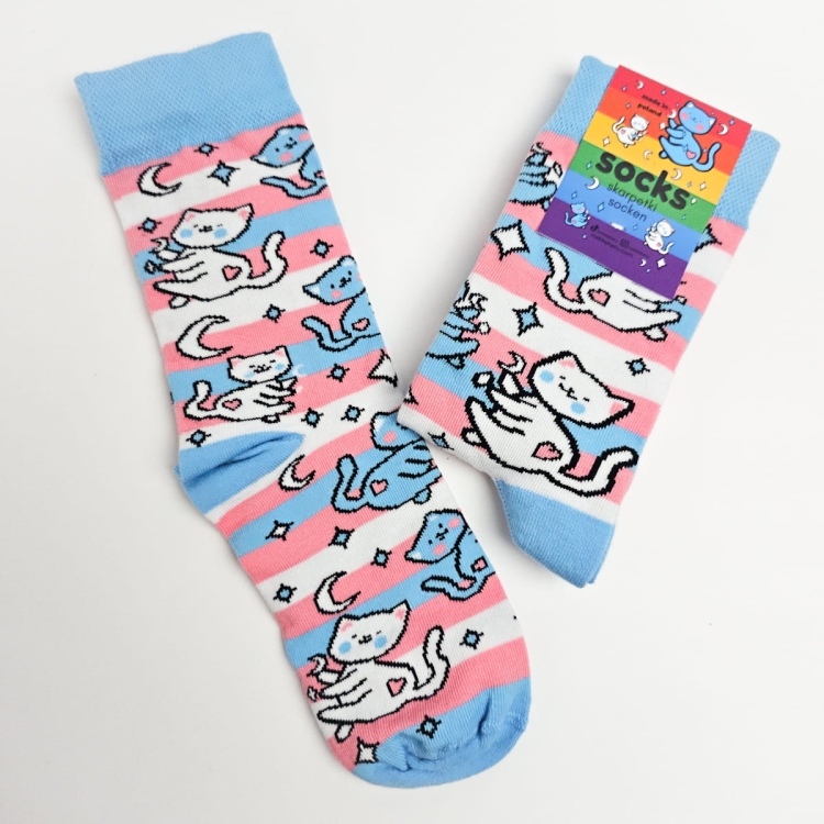 Skarpetki w kotki z flagą trans transpłciową