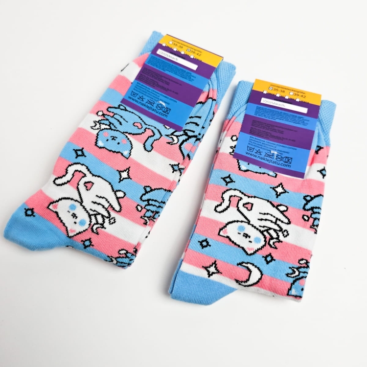 Skarpetki w kotki z flagą trans transpłciową