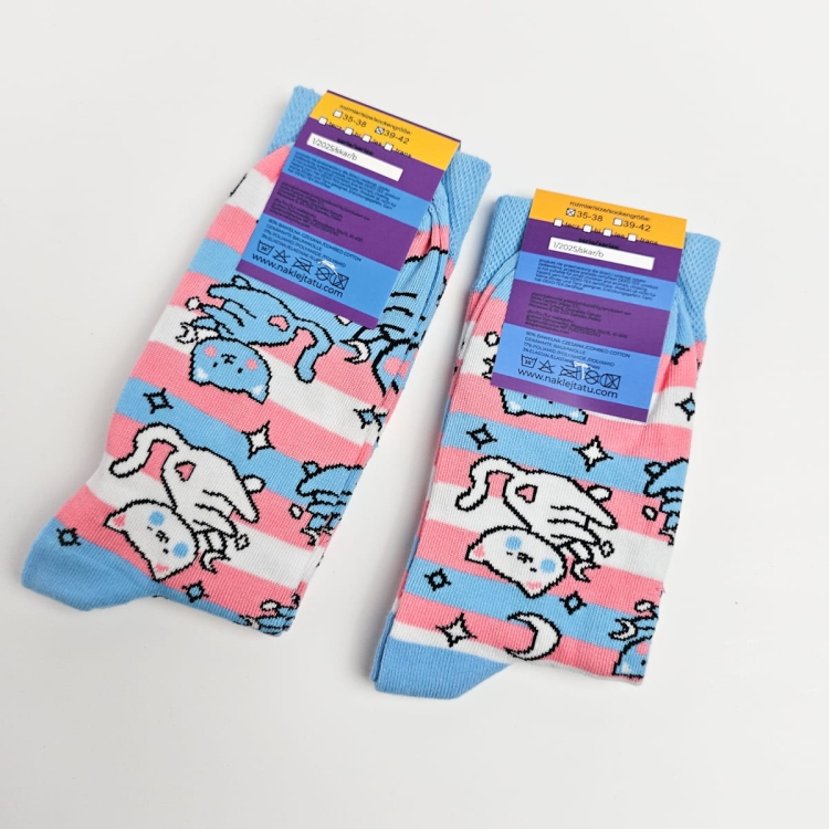 Skarpetki w kotki z flagą trans transpłciową