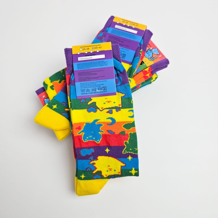 Skarpetki z tęczową flagą i kotami tęczowe skarpetki