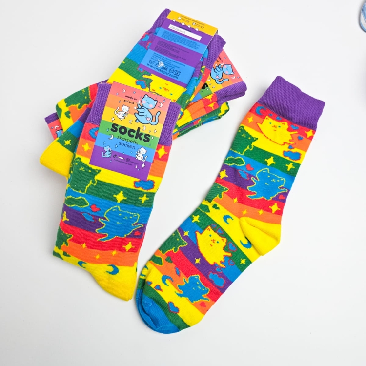 Skarpetki z tęczową flagą i kotami tęczowe skarpetki