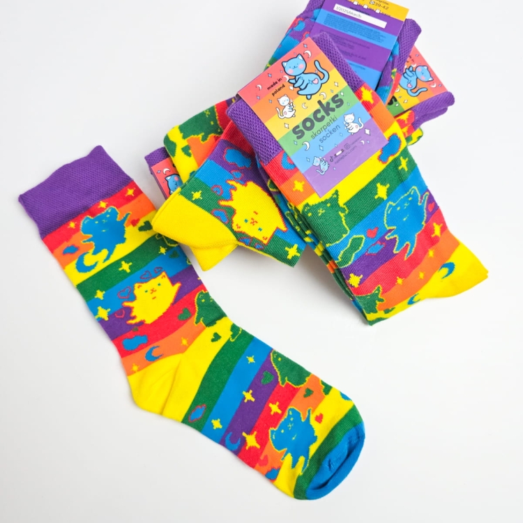 Skarpetki z tęczową flagą i kotami tęczowe skarpetki