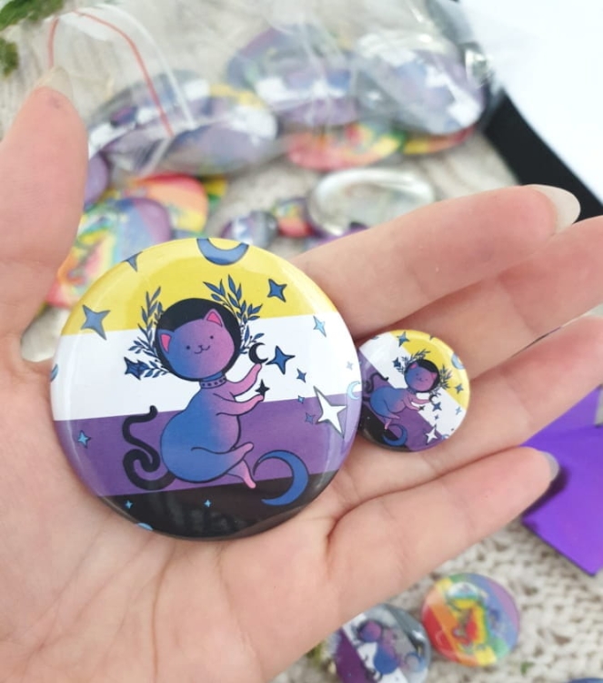 przypinka flaga niebinarna z kotem